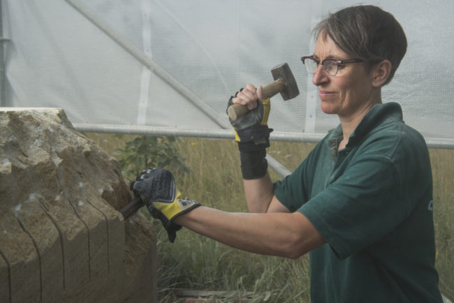 Die Bildhauerin Rosa Brunner bei der Arbeit an der Skulptur „Archaika“. Foto: Thomas Ochs Die Bildhauerin Rosa Brunner bei der Arbeit an der Skulptur "Archaika". Foto: Thomas Ochs