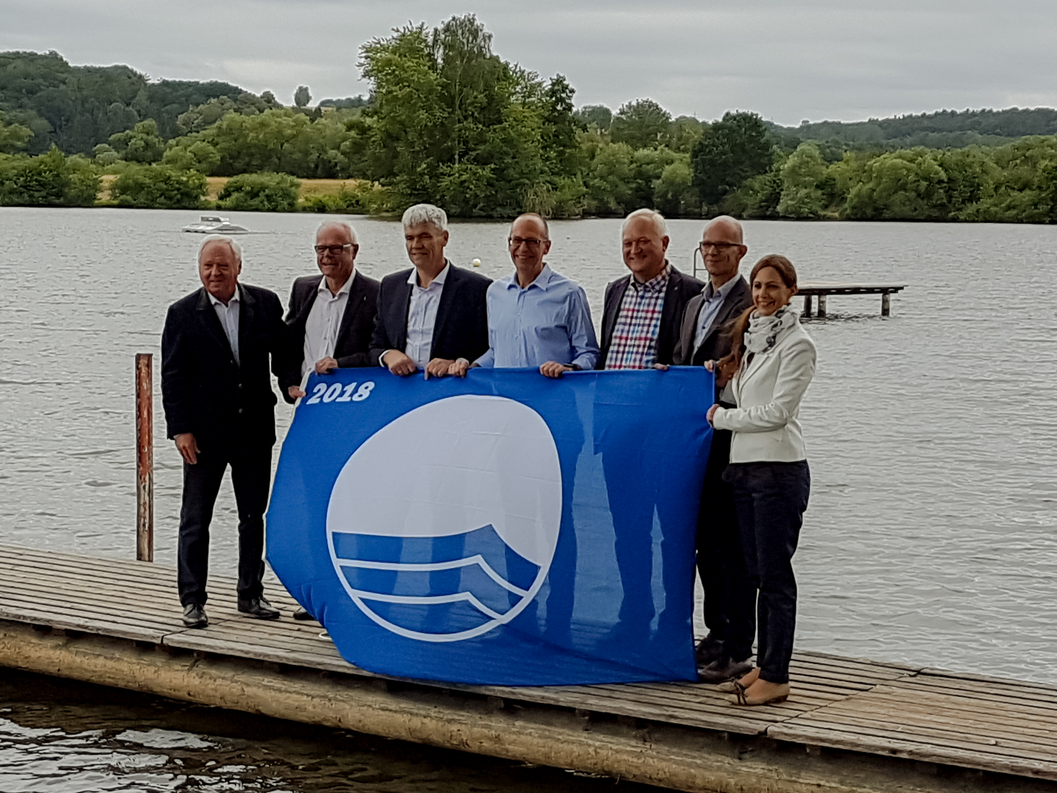 Auch in diesem Jahr wehen wieder Blaue Flaggen an Main und Regnitz. Von links nach rechts: Bürgermeister Helmut Fischer (Gemeinde Michelau), Vorstandsvorsitzender der Deutschen Gesellschaft für Umwelterziehung Klaus Hübner, Bürgermeister Bernhard Storath (Gemeinde Ebensfeld), Landrat Christian Meißner (Lichtenfels), die Mitarbeiter des Landratsamtes Lichtenfels Helmut Zapf und Heiko Stedler, Anne Schneider (Kur- und Tourismus Service Bad Staffelstein) Foto: Landratsamt Lichtenfels/Heidi Bauer