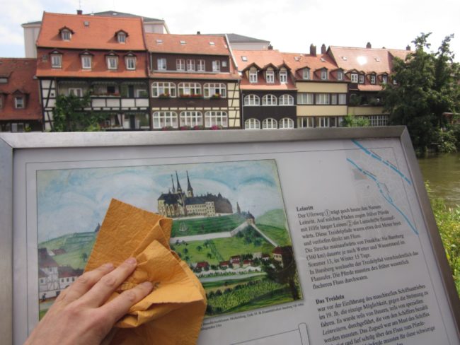 Wieder blitzblank – die Tafel am Leinritt. Foto: Julia Schmitt Wieder blitzblank - die Tafel am Leinritt. Foto: Julia Schmitt
