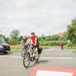 Deutlich sichtbare Querungshilfe für Radfahrer am RegnitzRadweg. Foto: Margit Hofmann