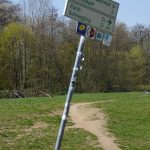 Schräg stehender Wegweiser am RegnitzRadweg. Foto: Heinke