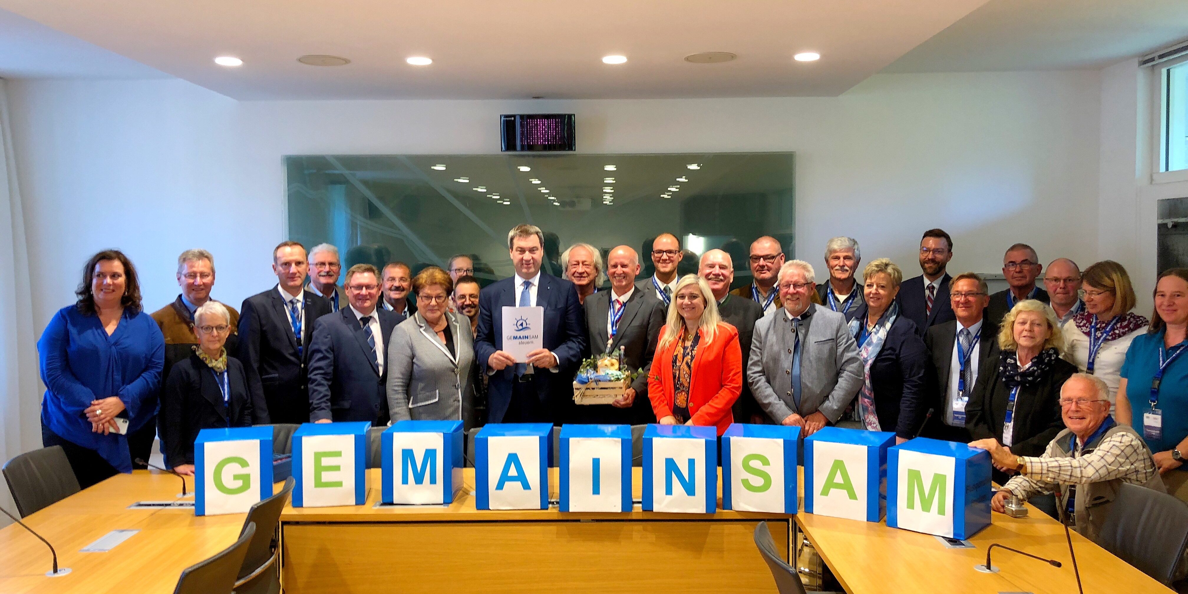 180927_UebergabeGeMAINsam Übergabe der Resolution "GeMAINsam" an den Bayerischen Ministerpräsidenten Dr. Markus Söder am 27.09.2018 im Bayerischen Landtag. Foto: Gemeinde Knetzgau