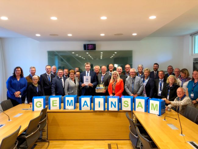 180927_UebergabeGeMAINsam Übergabe der Resolution "GeMAINsam" an den Bayerischen Ministerpräsidenten Dr. Markus Söder am 27.09.2018 im Bayerischen Landtag. Foto: Gemeinde Knetzgau