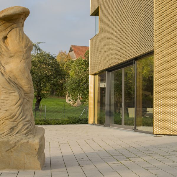 Skulptur "Emporsteigen" von Vanda Pianini am Ellerbach in Litzendorf. Foto: Thomas Ochs