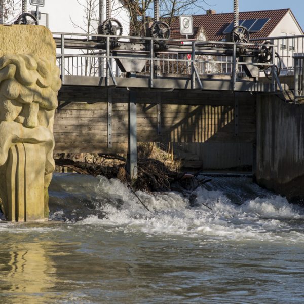 Skulptur von Stefan Esterbauer am Leitenbach in Gundelsheim. Foto: Thomas Ochs