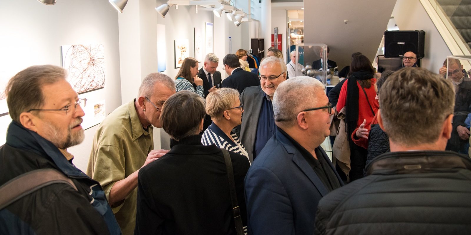 Reger Andrang herrschte bei der Vernissage am 9.5.19 im Karstadt Bamberg. Foto: Thomas Ochs