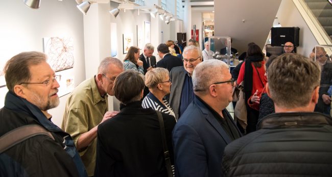 Reger Andrang herrschte bei der Vernissage am 9.5.19 im Karstadt Bamberg. Foto: Thomas Ochs