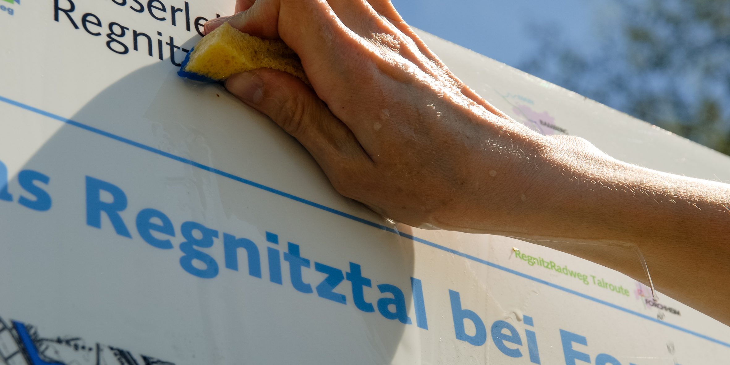 Reinigung der Flussgeschichte-Tafeln am RegnitzRadweg. Foto: A. Schmitt