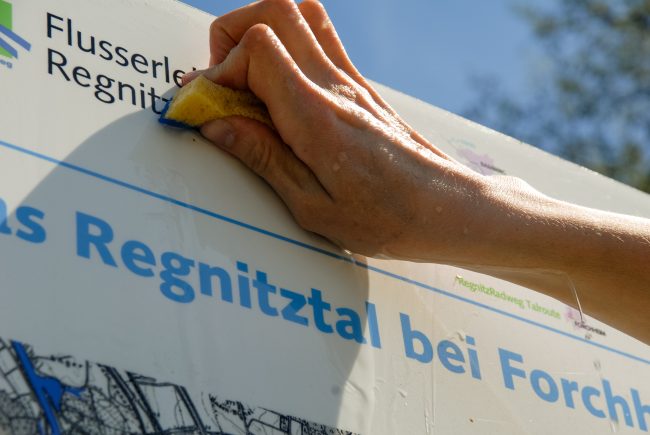 Reinigung der Flussgeschichte-Tafeln am RegnitzRadweg. Foto: A. Schmitt