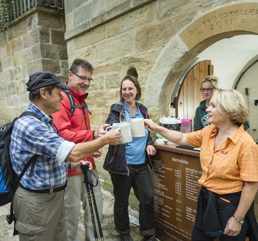 Brotzeit und Getränke in der Kellergasse in Unterhaid. Foto: Andreas Hub