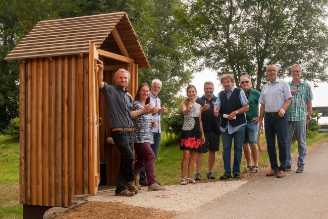 Trockentoilette am Main bei Wiesen präsentiert. Foto: Anne Schmitt