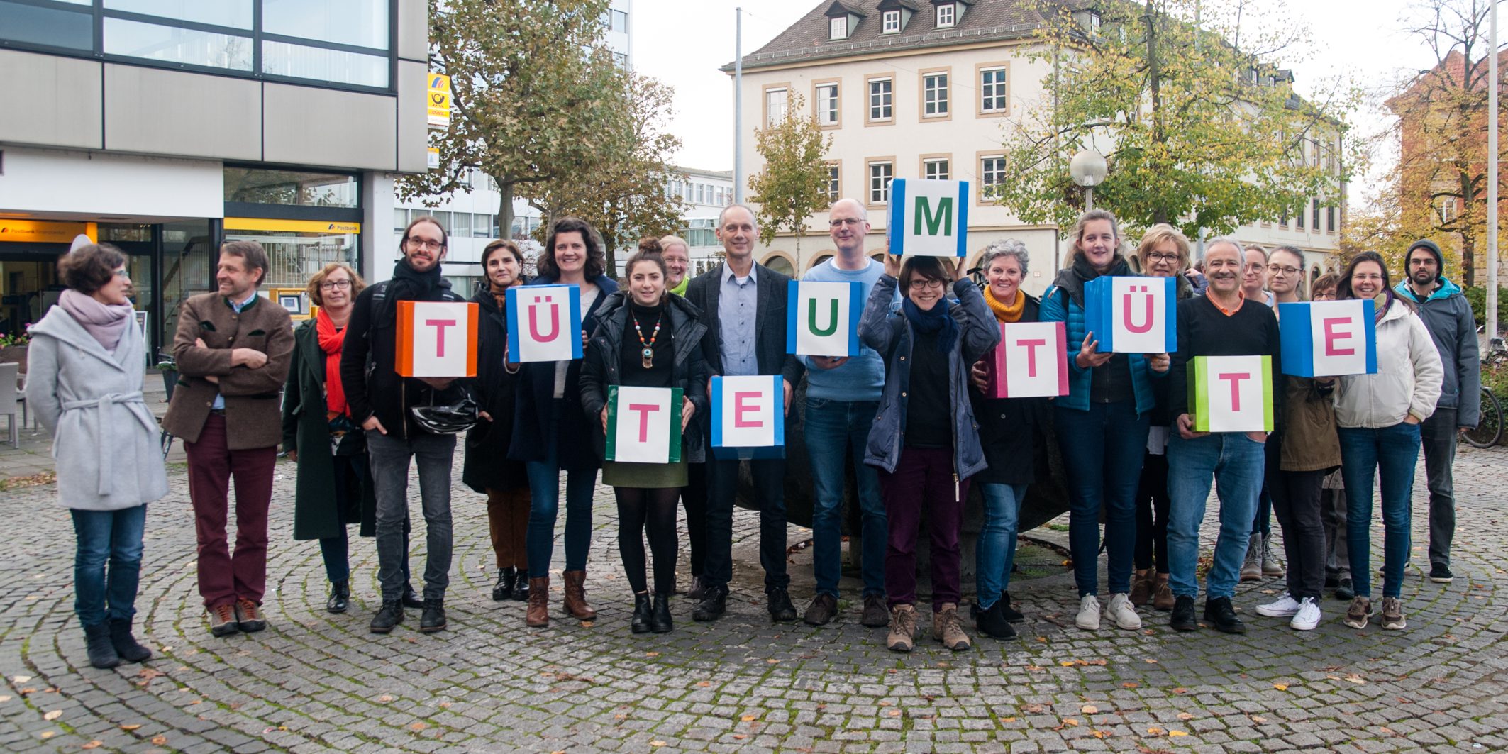 Gruppenfoto der interessierten Akteure für die 2020 geplante Ausstellung „Tüte um Tüte“. Foto: Flussparadies Franken Gruppenfoto der interessierten Akteure für die 2020 geplante Ausstellung "Tüte um Tüte". Foto: Flussparadies Franken