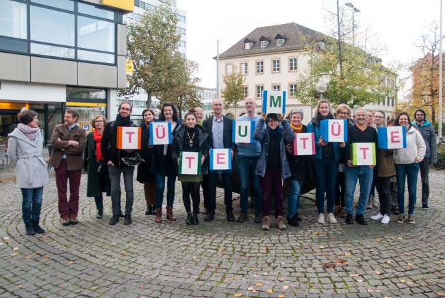 Gruppenfoto der interessierten Akteure für die 2020 geplante Ausstellung „Tüte um Tüte“. Foto: Flussparadies Franken Gruppenfoto der interessierten Akteure für die 2020 geplante Ausstellung "Tüte um Tüte". Foto: Flussparadies Franken