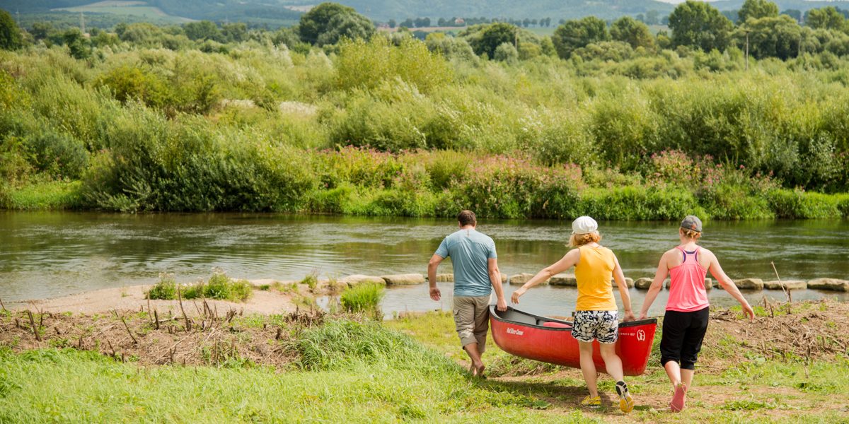 Kanufahrer beim Einsetzen des Bootes in den Main bei Unterbrunn. Foto: Thomas Ochs