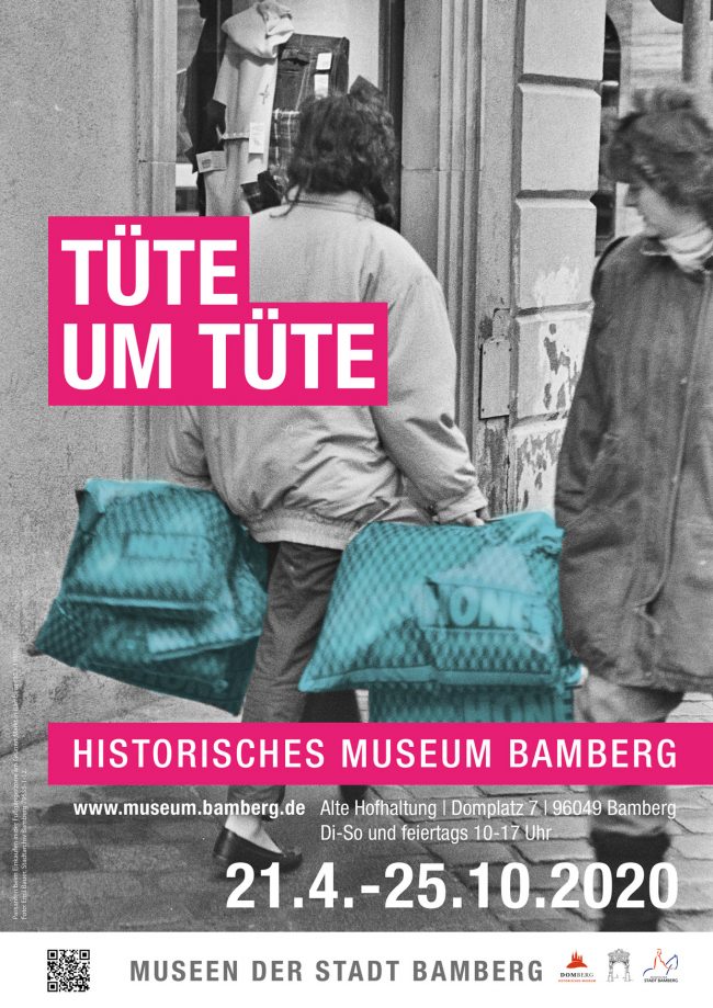 Grüner Markt, Passanten beim Einkaufen in der Fußgängerzone, Emil Bauer(30.01.1989) © Stadtarchiv Bamberg. Bildnachweis: Museen Stadt Bamberg. Poster für Ausstellung Tüte um Tüte Poster für Ausstellung Tüte um Tüte