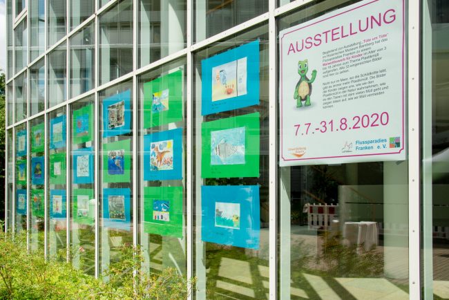 Ausstellung der von Kindern gestalteten Bildern zum Thema Plastikmüll und Umwelt im Landratsamt Bamberg. Foto: Thomas Ochs