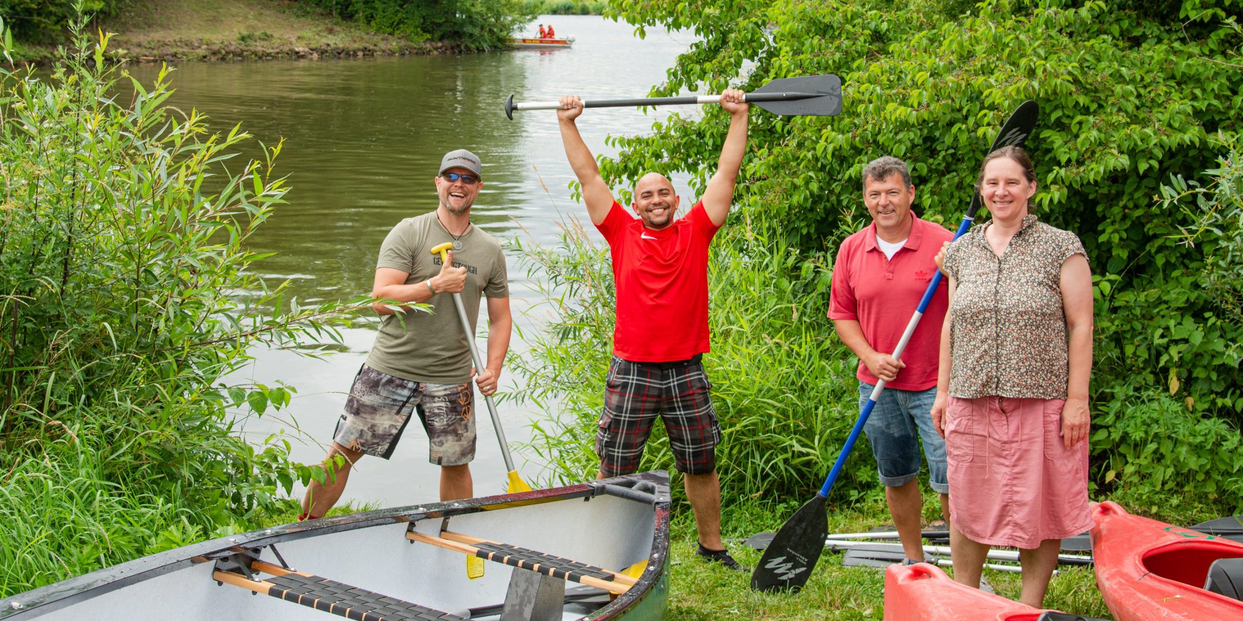2020_07_Familientag_Staffelbach-04290 Oliver Schulz, Gemeinderat Dominik McCorvey, Bürgermeister Carsten Joneitis und Anne Schmitt (Flussparadies Franken) freuen sich über die gelungene Familienaktion. Foto: Thomas Ochs