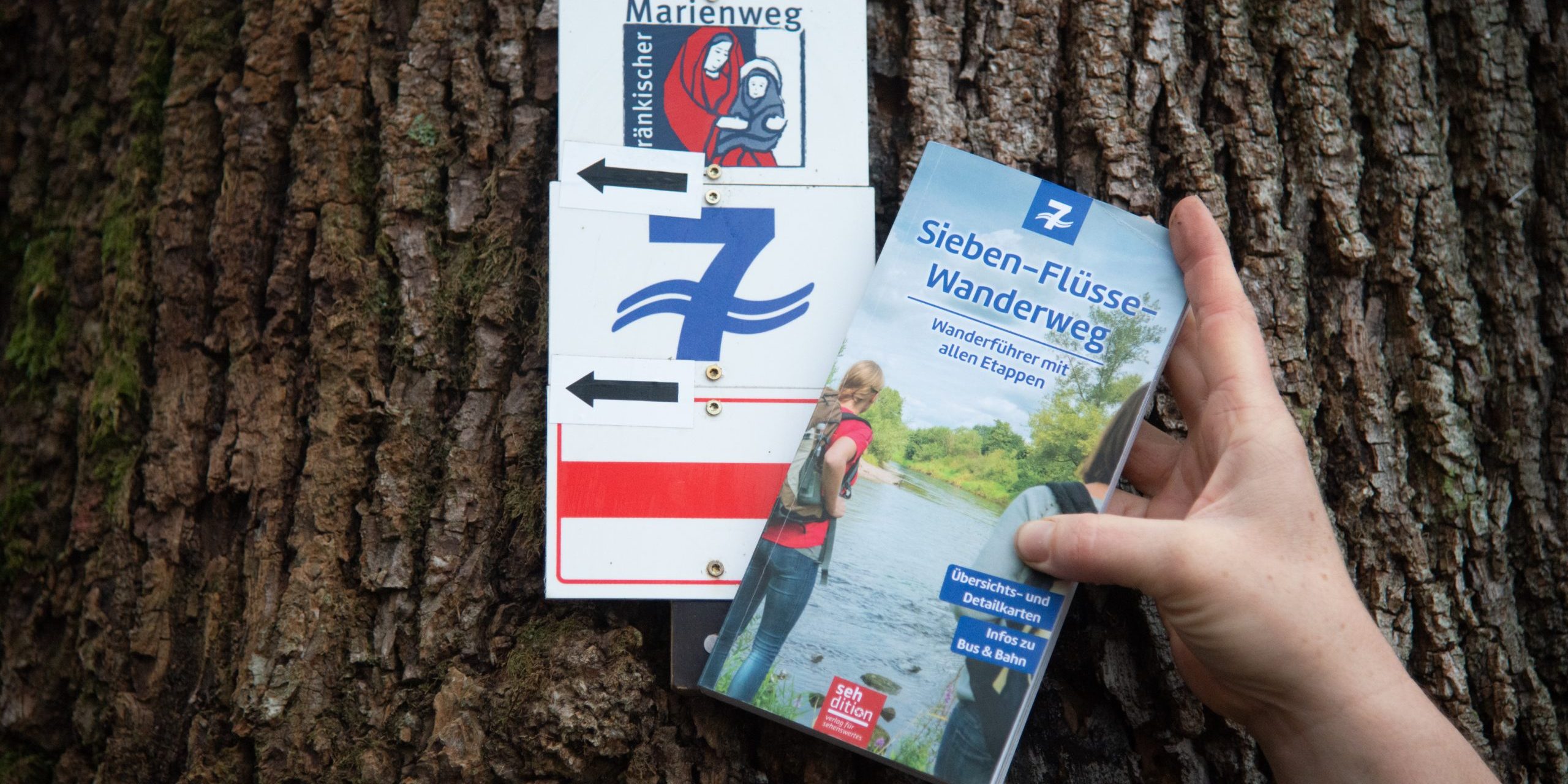 Markierungszeichen und Wanderführer Sieben-Flüsse-Wanderweg. Foto: Thomas Ochs
