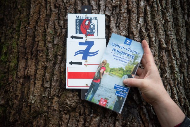 Markierungszeichen und Wanderführer Sieben-Flüsse-Wanderweg. Foto: Thomas Ochs