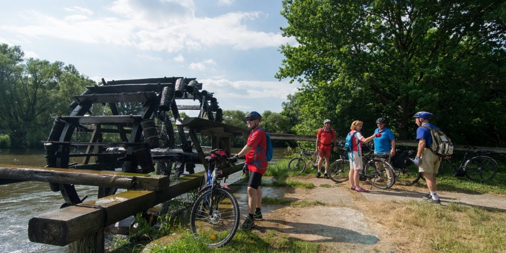 Wasserschöpfrad bei Möhrendorf. Diese werden traditionell im Mai aufgebaut. Wasserschöpfrad bei Möhrendorf. Diese werden traditionell im Mai aufgebaut. Foto: Markus Hammrich/Tourismusverband Franken