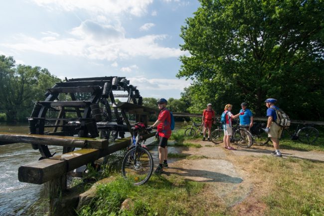 Wasserschöpfrad bei Möhrendorf. Diese werden traditionell im Mai aufgebaut. Wasserschöpfrad bei Möhrendorf. Diese werden traditionell im Mai aufgebaut. Foto: Markus Hammrich/Tourismusverband Franken