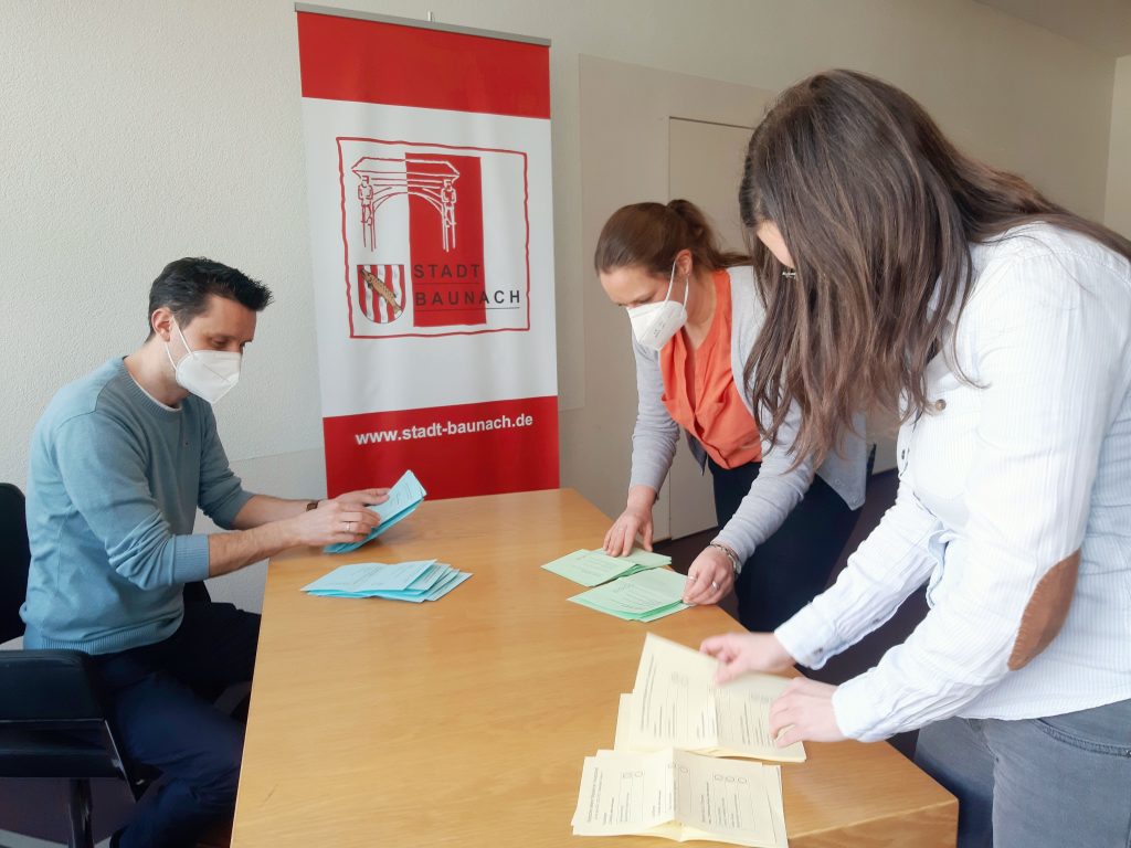 Stimmenauszählung der Briefwahl durch den Wahlausschuss in Baunach. V.l.n.r: Bürgermeister Tobias Roppelt, Monika
