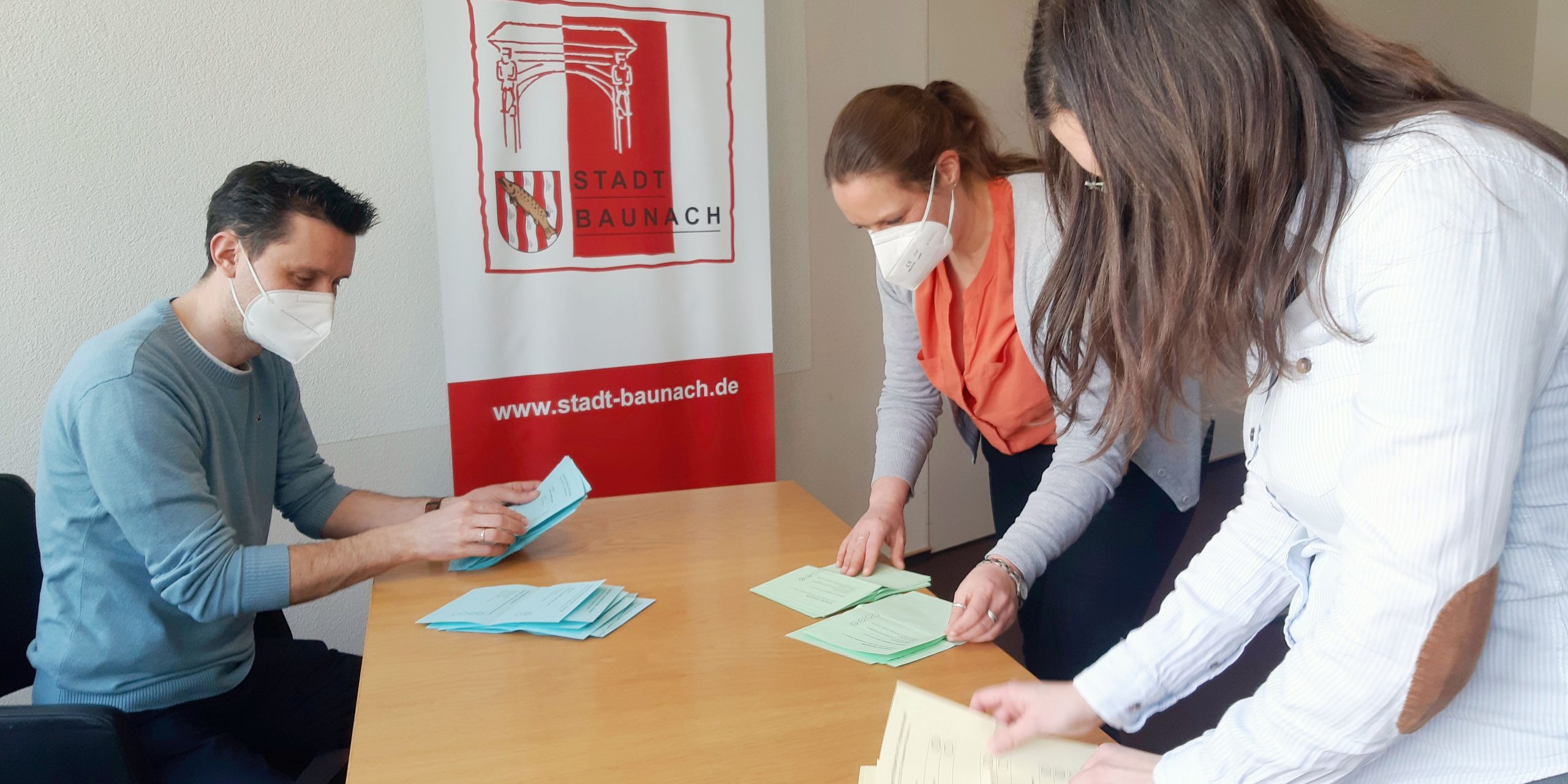 Stimmenauszählung der Briefwahl durch den Wahlausschuss in Baunach. V.l.n.r: Bürgermeister Tobias Roppelt, Monika Rank (Praktikantin Flussparadies) und Melanie Schmitt (Stadt Baunach). Bildnachweis: Anne Schmitt Stimmenauszählung der Briefwahl durch den Wahlausschuss in Baunach. V.l.n.r: Bürgermeister Tobias Roppelt, Monika