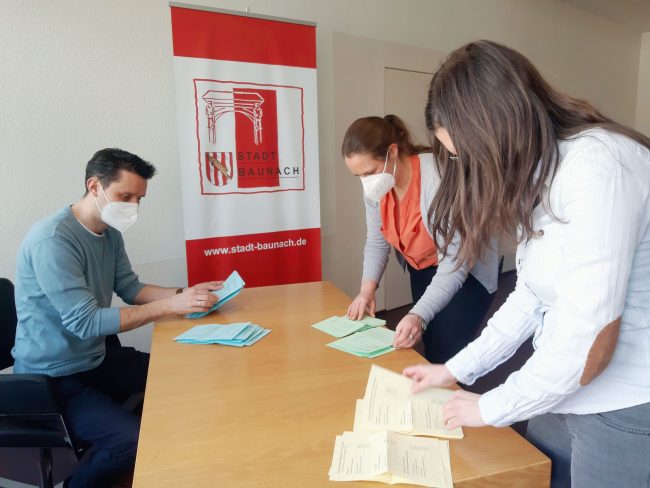 Stimmenauszählung der Briefwahl durch den Wahlausschuss in Baunach. V.l.n.r: Bürgermeister Tobias Roppelt, Monika Rank (Praktikantin Flussparadies) und Melanie Schmitt (Stadt Baunach). Bildnachweis: Anne Schmitt Stimmenauszählung der Briefwahl durch den Wahlausschuss in Baunach. V.l.n.r: Bürgermeister Tobias Roppelt, Monika