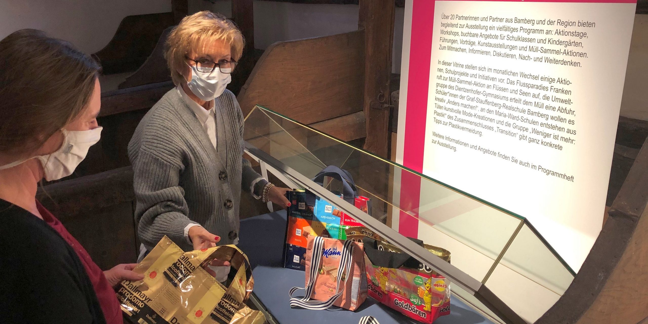 Ingrid Pennekamp (r.), Graf-Stauffenberg-Realschule Bamberg und Dr. Anne Schmitt vom Ausstellungspartner Flussparadies Franken e.V. beim Bestücken der Sondervitrine. Foto1: Silke Heimerl