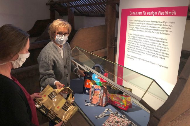 Ingrid Pennekamp (r.), Graf-Stauffenberg-Realschule Bamberg und Dr. Anne Schmitt vom Ausstellungspartner Flussparadies Franken e.V. beim Bestücken der Sondervitrine. Foto1: Silke Heimerl Ingrid Pennekamp (r.), Graf-Stauffenberg-Realschule Bamberg und Dr. Anne Schmitt vom Ausstellungspartner Flussparadies Franken e.V. beim Bestücken der Sondervitrine. Foto1: Silke Heimerl