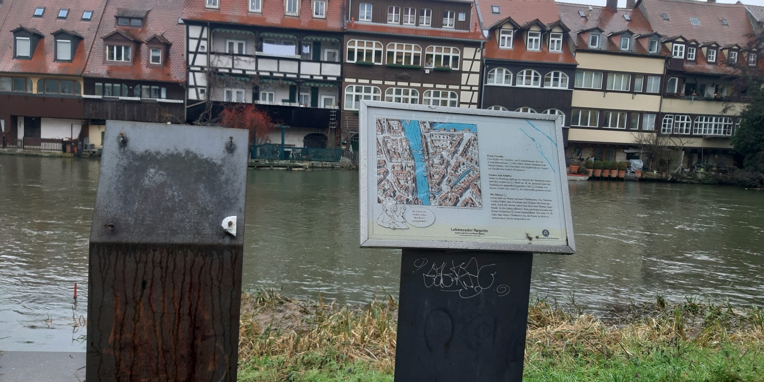 Beschädigte Flusspfadtafel (links) am Leinritt in Bamberg. Foto: Flussparadies Franken e.V. Beschädigte Flusspfadtafel (links) am Leinritt in Bamberg. Foto: Flussparadies Franken e.V.