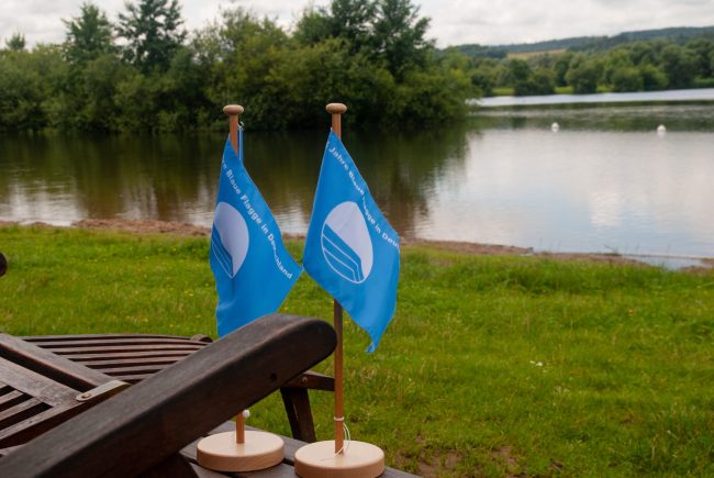 Blaue Flagge am Rudufersee in Michelau i. OFr. (Badesee). Foto: Flussparadies Franken Badesee Auszeichnung Rudufersee, Blaue Flagge
