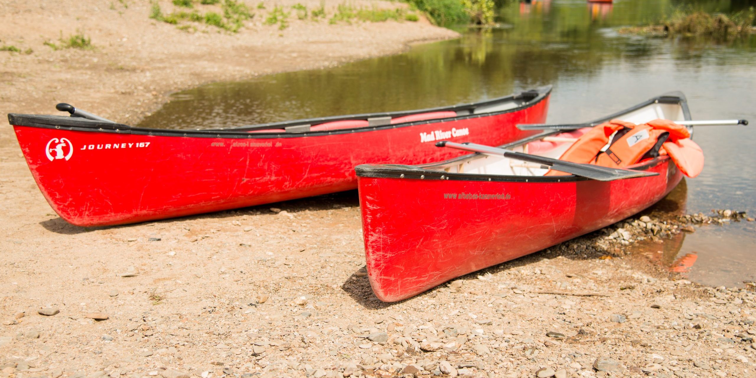 2016_08_Ochs_Kanu_Obermain-153 Kanus am Ufer des Main, Kanus an Land. Foto: Thomas Ochs