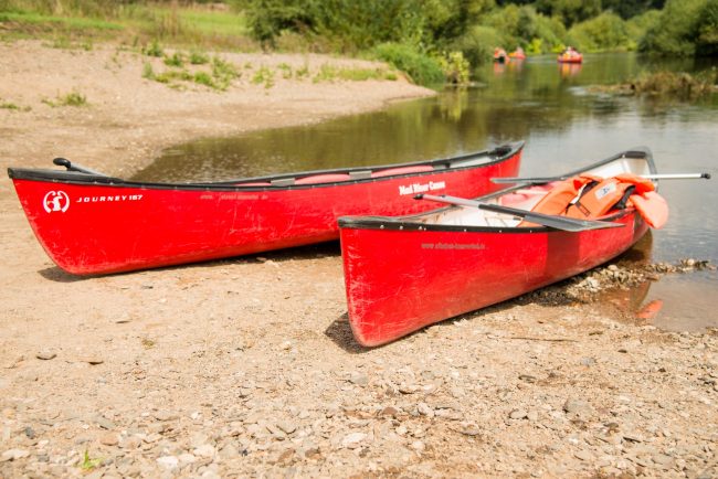 2016_08_Ochs_Kanu_Obermain-153 Kanus am Ufer des Main, Kanus an Land. Foto: Thomas Ochs