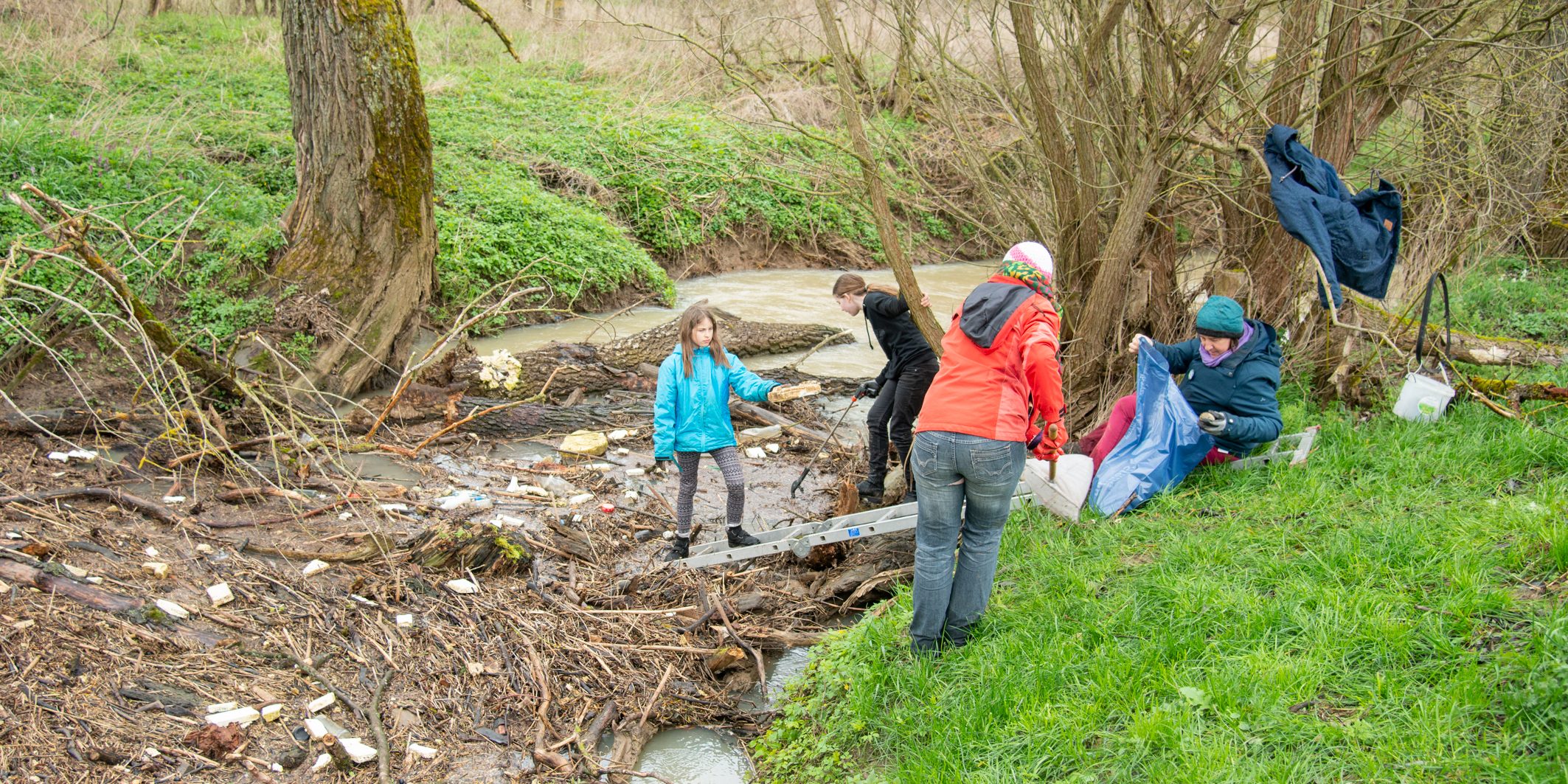 Am Leitenbach bei Kemmern (Lkr. Bamberg) sammeln Freiwillige mit großem Einsatz den Müll aus dem Wasser. Foto: Thomas Ochs Am Leitenbach bei Kemmern (Lkr. Bamberg) sammeln Freiwillige mit großem Einsatz den Müll aus dem Wasser. Foto: Thomas Ochs
