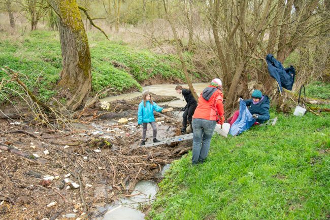 Am Leitenbach bei Kemmern (Lkr. Bamberg) sammeln Freiwillige mit großem Einsatz den Müll aus dem Wasser. Foto: Thomas Ochs Am Leitenbach bei Kemmern (Lkr. Bamberg) sammeln Freiwillige mit großem Einsatz den Müll aus dem Wasser. Foto: Thomas Ochs