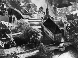 Brückenrathaus und Regnitz in Bamberg auf einem Schwarzweißfoto um 1925 aus der Vogelperspektive - Bildrechte: Museen der Stadt Bamberg