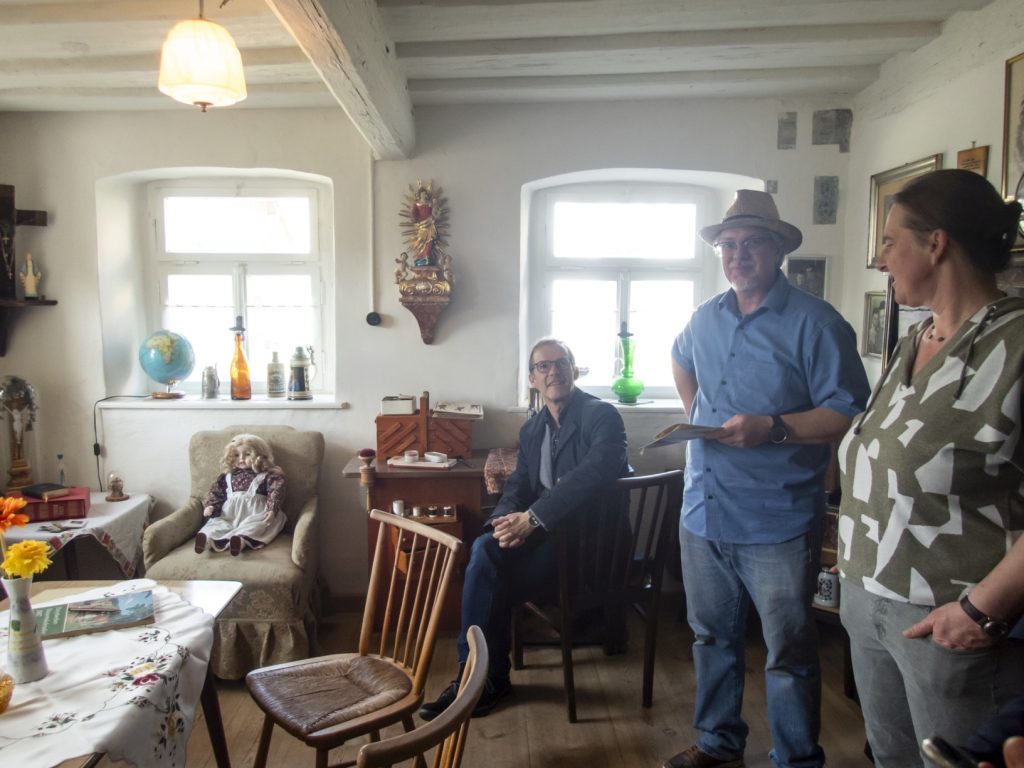 „Bei der Babett in der Stube“: Bürgermeister Wolfgang Desel, Michael Müller vom Heimatkundlichen Verein Zeegenbachtal und Anne Schmitt vom Flussparadies Franken im Historischen Bauernhof in der Schulgasse. Foto: Bettina Fritzler/Flussparadies Franken.