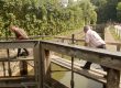 Mitarbeiter der Flussmeisterstelle Bamberg-Bug beim Öffnen der hölzernen Schleusentore an der Schleuse 100. Foto: A. Schmitt