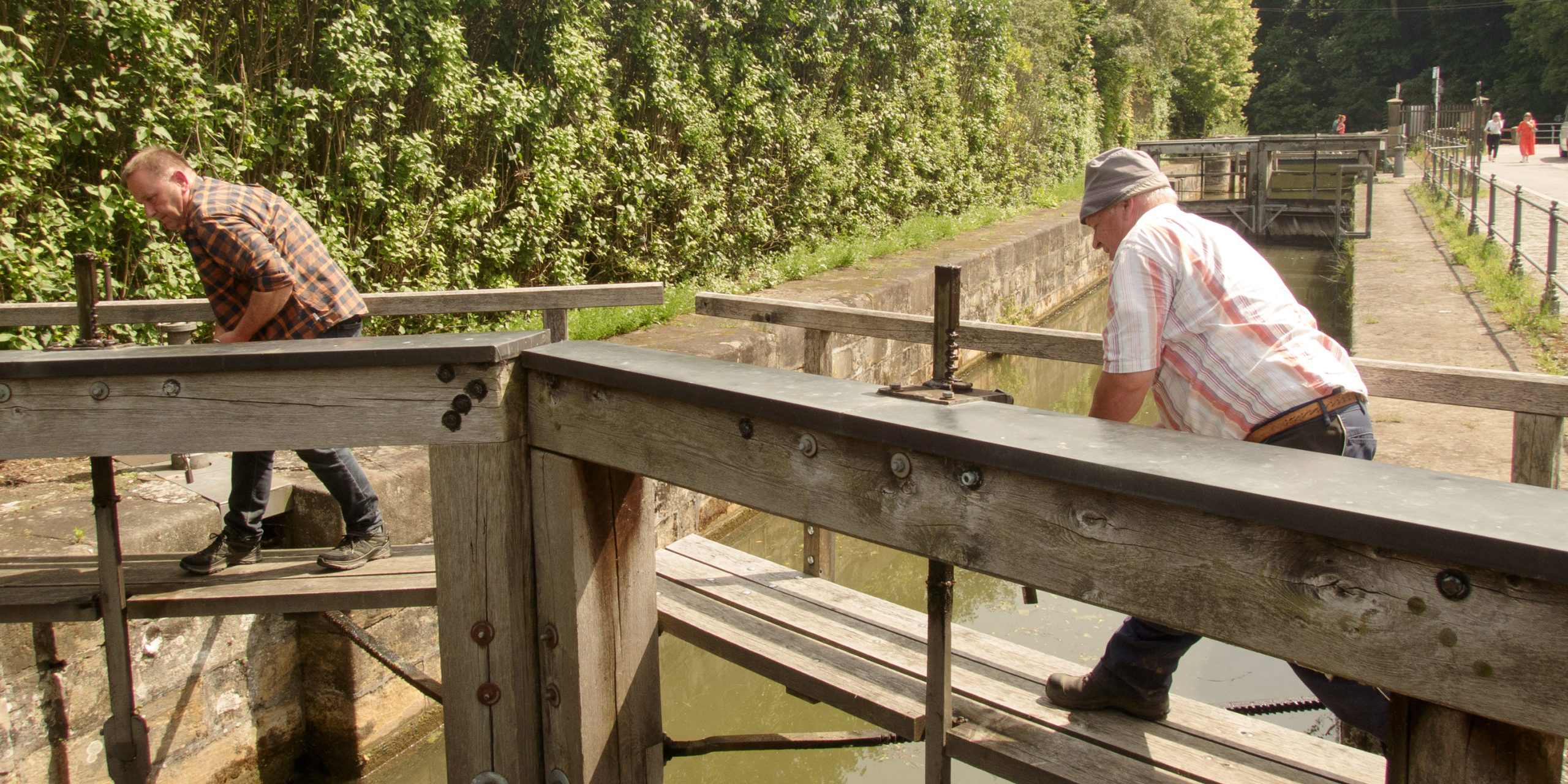 Mitarbeiter der Flussmeisterstelle Bamberg-Bug beim Öffnen der hölzernen Schleusentore an der Schleuse 100. Foto: A. Schmitt Mitarbeiter der Flussmeisterstelle Bamberg-Bug beim Öffnen der hölzernen Schleusentore an der Schleuse 100. Foto: A. Schmitt