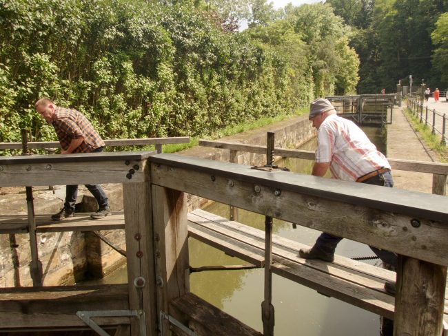 Mitarbeiter der Flussmeisterstelle Bamberg-Bug beim Öffnen der hölzernen Schleusentore an der Schleuse 100. Foto: A. Schmitt Mitarbeiter der Flussmeisterstelle Bamberg-Bug beim Öffnen der hölzernen Schleusentore an der Schleuse 100. Foto: A. Schmitt