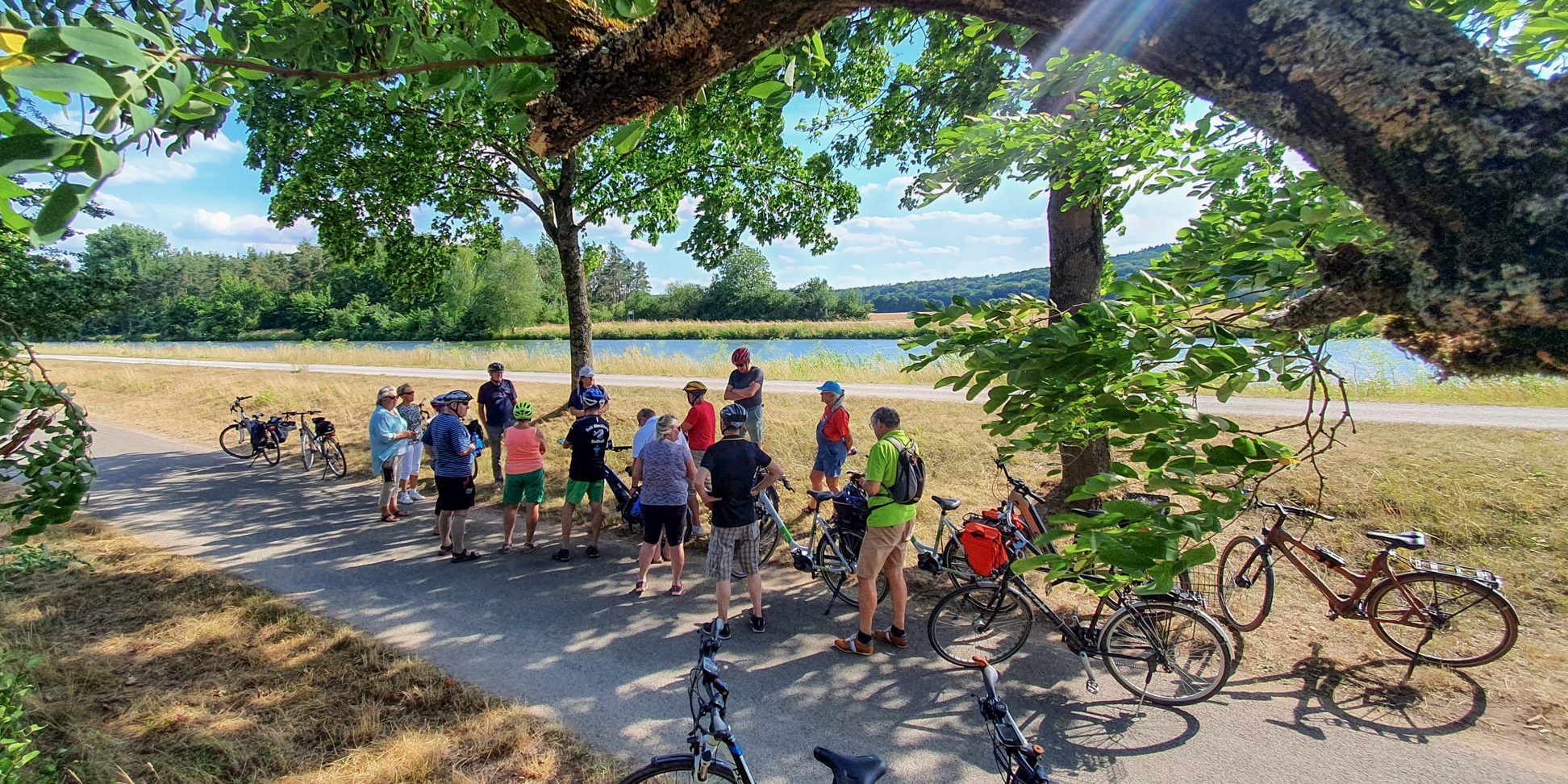 Radgruppe an der Rentnerruh am Main-Donau-Kanal zwischen Strullendorf und Bamberg. Foto: M. Hammrich