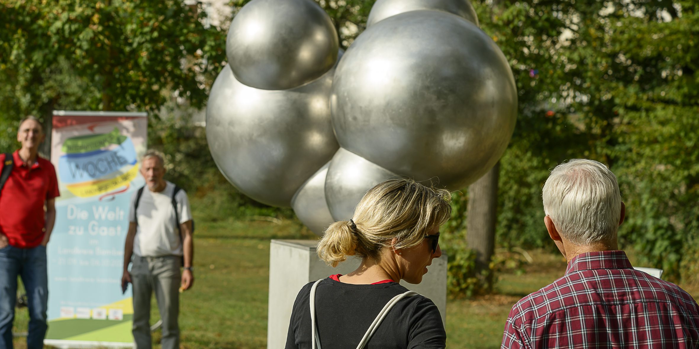 Präsentation des Kunstwerks H20 der Nürnberger Künstlerin Michaela Biet am Adenauerufer Bamberg. Foto: Thomas Ochs
