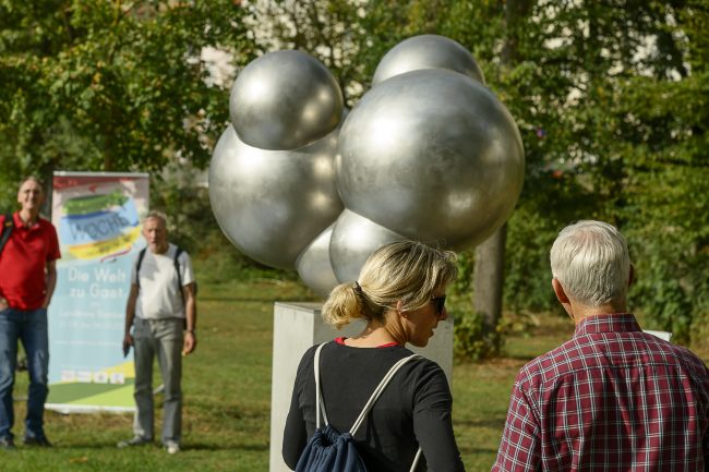 Präsentation des Kunstwerks H20 der Nürnberger Künstlerin Michaela Biet am Adenauerufer Bamberg. Foto: Thomas Ochs