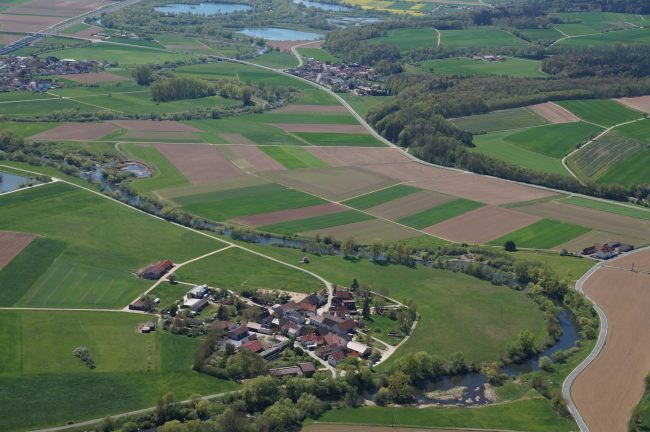 Luftaufnahme vom Mainbogen mit renaturierten Uferbereichen bei Niederau. Foto: Siegmund Katholing/Wasserwirtschaftsamt Kronach