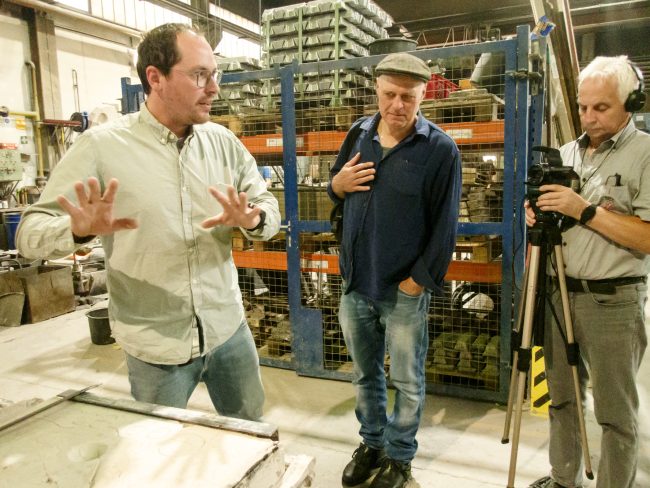 Klaus Fleischmann bei den Dreharbeiten in der Gießerei Gugg in Straubing im Juli 2024. Foto: A. Schmitt