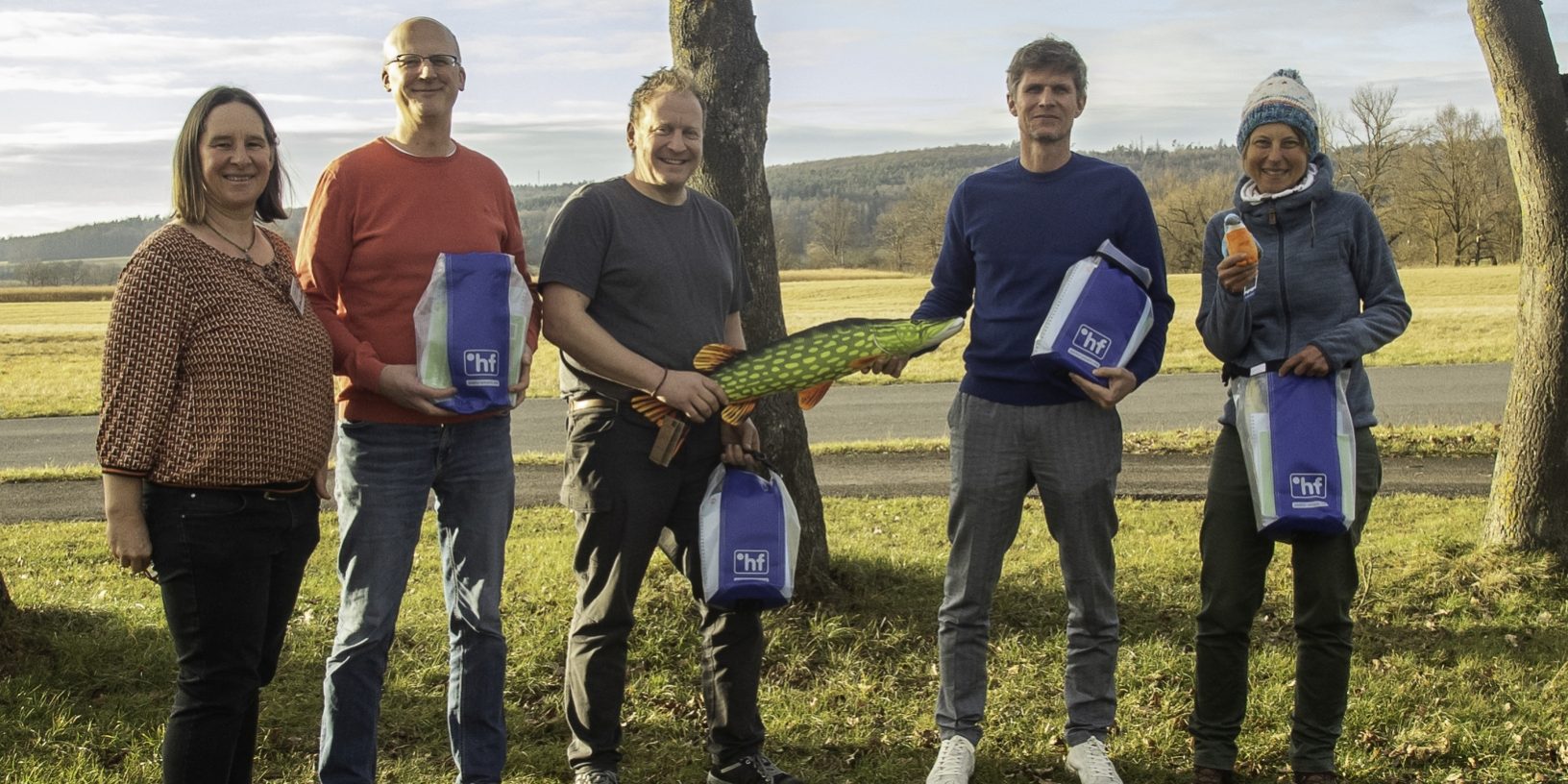 Übergabe des Fluss-Quiz beim Treffen Partner für den Main in Unterleiterbach. v. l. n. r. Anne Schmitt (Flussparadies Franken), Johannes Rieber (Kreisjugendring Bamberg), Oliver Beuschel (Albatros Kanu Verleih), Martin Lüders (Freizeit GmbH Bad Staffelstein), Jennifer Thiem (Umweltstation Obermain-Jura). Foto: Flussparadies Franken Übergabe des Fluss-Quiz beim Treffen Partner für den Main in Unterleiterbach. v. l. n. r. Anne Schmitt (Flussparadies Franken), Johannes Rieber (Kreisjugendring Bamberg), Oliver Beuschel (Albatros Kanu Verleih), Martin Lüders (Freizeit GmbH Bad Staffelstein), Jennifer Thiem (Umweltstation Obermain-Jura). Foto: Flussparadies Franken