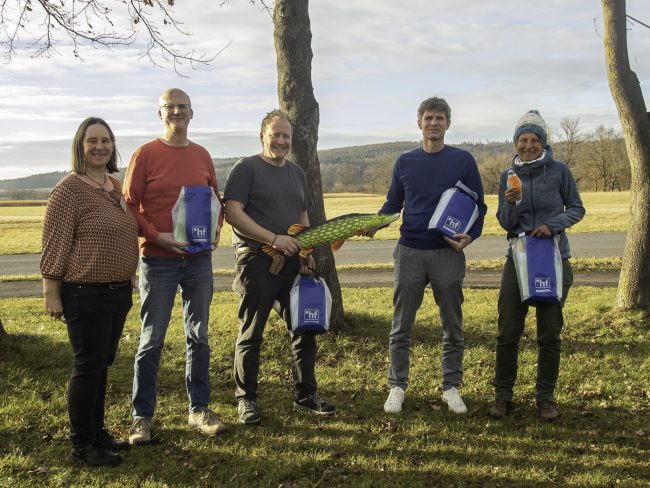 Übergabe des Fluss-Quiz beim Treffen Partner für den Main in Unterleiterbach. v. l. n. r. Anne Schmitt (Flussparadies Franken), Johannes Rieber (Kreisjugendring Bamberg), Oliver Beuschel (Albatros Kanu Verleih), Martin Lüders (Freizeit GmbH Bad Staffelstein), Jennifer Thiem (Umweltstation Obermain-Jura). Foto: Flussparadies Franken