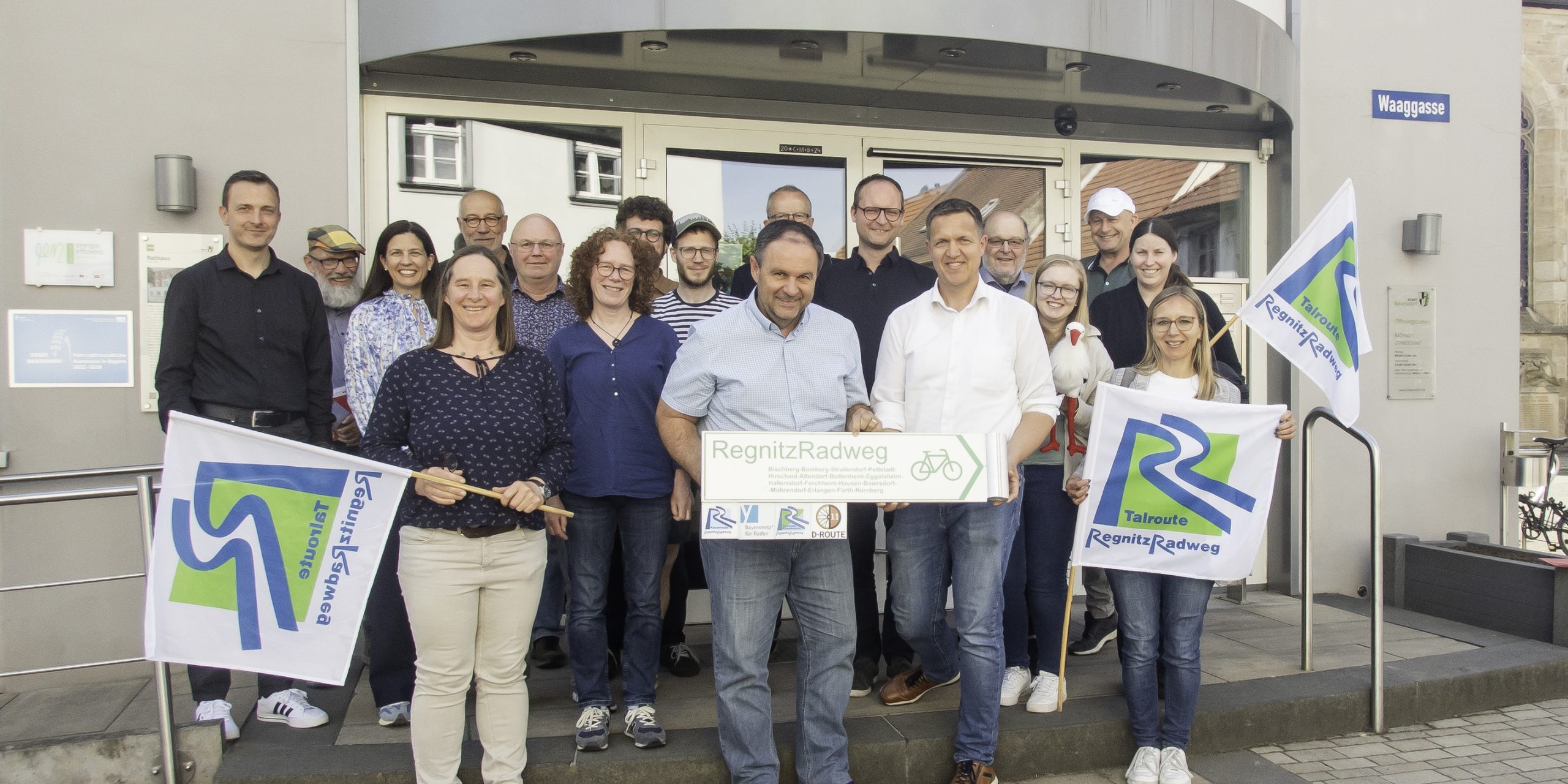 Vertreterinnen und Vertreter von Kommunen, Tourismus, ADFC, VCD trafen sich in Baiersdorf zum Austausch über wichtige Maßnahmen am RegnitzRadweg. Foto: Flussparadies Franken Vertreterinnen und Vertreter von Kommunen, Tourismus, ADFC, VCD trafen sich in Baiersdorf zum Austausch über wichtige Maßnahmen am RegnitzRadweg. Foto: Flussparadies Franken