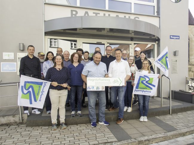 Vertreterinnen und Vertreter von Kommunen, Tourismus, ADFC, VCD trafen sich in Baiersdorf zum Austausch über wichtige Maßnahmen am RegnitzRadweg. Foto: Flussparadies Franken Vertreterinnen und Vertreter von Kommunen, Tourismus, ADFC, VCD trafen sich in Baiersdorf zum Austausch über wichtige Maßnahmen am RegnitzRadweg. Foto: Flussparadies Franken